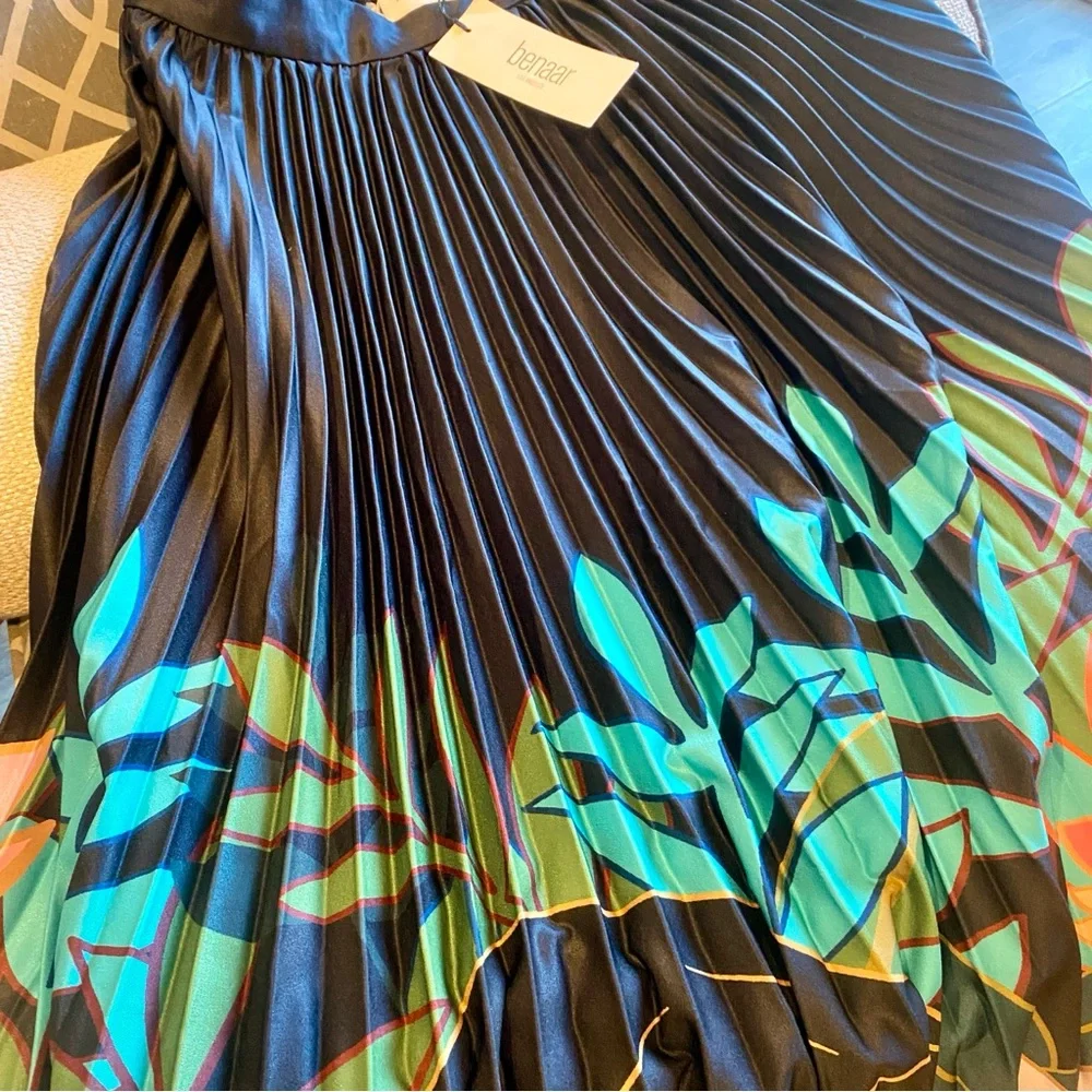 Benaar Los Angeles Pleated Panther Maxi Skirt Black and Floral Print - Picture 6 of 7